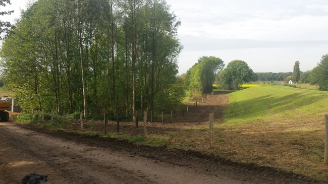 Waterschap heeft flink gesnoeid. Op de kades zijn de mooie poortwachters helaas ook gekapt. Dit heeft niks te maken met ziektes in de bomen maar met nieuw aangepast strenger beleid ten aanzien van aanplant bomen op of bij kades. Waterschap hanteert nu een marge van 4 meter tot teen kades waarbinnen geen bomen mogen staan. Waterschap heeft flink gesnoeid. Op de kades zijn de mooie poortwachters helaas ook gekapt. Dit heeft niks te maken met ziektes in de bomen maar met nieuw aangepast strenger beleid ten aanzien van aanplant bomen op of bij kades. Waterschap hanteert nu een marge van 4 meter tot teen kades waarbinnen geen bomen mogen staan.