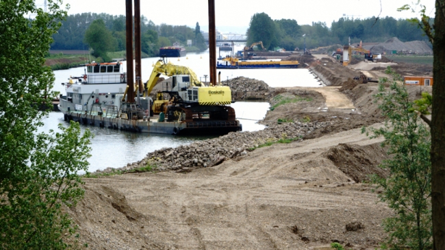 Achter het eerste schip is een klein schiereiland in het Julianakanaal en dat is de plek waar de vliegtuigbom werd gevonden. Achter het eerste schip is een klein schiereiland in het Julianakanaal en dat is de plek waar de vliegtuigbom werd gevonden.