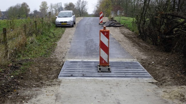 Net over de kade op het Broek (Meebruggenweg) is een veerooster gemaakt zodat de Galloways en de Koniks straks niet het dorp kunnen binnenwandelen. Net over de kade op het Broek (Meebruggenweg) is een veerooster gemaakt zodat de Galloways en de Koniks straks niet het dorp kunnen binnenwandelen.