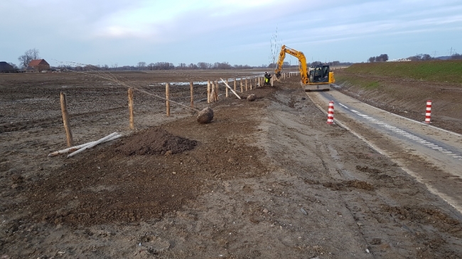 Consortium Grensmaas heeft naast het nieuw aangelegde fietspad een groot aantal bomen geplant. Het hele gebied rond Hartelstein is omheind, zodat de koeien en paarden hier vrij kunnen rondlopen. Consortium Grensmaas heeft naast het nieuw aangelegde fietspad een groot aantal bomen geplant. Het hele gebied rond Hartelstein is omheind, zodat de koeien en paarden hier vrij kunnen rondlopen.