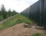 Ter voorkoming van geluidsoverlast in Bunde werden op de dijk van het julianakanaal zeecontainers geplaatst. (11-8-2008 - Jan Dolmans)