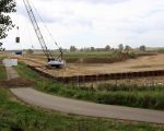 Zicht vanaf het voetpad naar de brug van Bunde. Het middenterrein wordt steeds verder weggevreten. (11-8-2008 - Jan Dolmans)