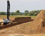 De 2de damwand is al gedeeltelijk geplaatst. Deze wand komt op 4 mtr afstand van de betonietwand aan de binnenzijde. De totale wand van het verwerkingsbekken is dan 8 mtr breed. (24-8-2008 - Jan Dolmans)