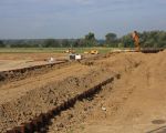 De ruimte tussen de 2 damwanden wordt met afgegraven grond opgevuld, zodat een stevige dam ontstaat. In het midden tussen de damwanden zit ook nog de betonietwand die tot in de kleilaag onder de kiezellaag doorloopt. (11-9-2008 - Jan Dolmans)