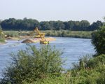 Ter hoogte van Voulwammes is rijkswaterstaat begonnen met het aanleggen van drempels in de Maas. Deze drempels zullen op termijn te lage grondwaterstanden als gevolg van het grensmaasproject voorkomen. (19-9-2008 - Jan Dolmans)