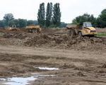 Dumpers kiepen hun lading op het gronddepot. (16-6-2008 - Jan Dolmans)