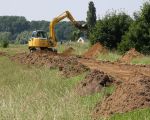 Om de hogere waterstand als gevolg van de uitvoeringswerken van het grensmaasplan bij hoogwater te compenseren heeft men de kade bij de kanjelbeek ten zuiden van Itteren met enkele centimeters verhoogd. (9-6-2008 - Jan Dolmans)