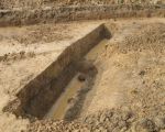 Sleuf met grondverkleuring, voor een archeoloog een gegeven dat nadere bestudering vereist. (22-3-2008 - Jan Dolmans)