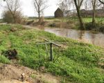 Dit draaipoortje langs de geul heeft zijn functie inmiddels verloren. Op de achtergrond hoeve Hartelstein. (22-3-2008 - Jan Dolmans)