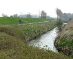 De geul met op de achtergrond de brug over het Julianakanaal bij Itteren (4-4-2008 - Jan Dolmans)