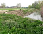 Zicht vanaf de noordkant van hoeve Hartelstein. Inmiddels waren de bomen langs de geul al gekapt. Op de achtergrond hoeve Hartelstein. (21-4-2008 - Jan Dolmans)