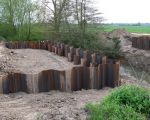 Aanzet voor de 2de oversteek van de geul waarover straks het grint dat vrijkomt bij de maasverbreding naar de verwerkingsinstallatie per dumper zal worden aangevoerd. (21-4-2008 - Jan Dolmans)