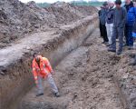 Op 22 april kon de bevolking van Itteren de opgravingen ten noorden van hoeve Hartelstein bezoeken waarbij door archeologen deskundige uitleg werd gegeven over hun werkzaamheden. In deze sleuf zijn verkleuringen in de grond te zien die duiden op een van oorsprong geaccidenteerd terrein dat door overstromingen en menselijke activiteit werd uitgevlakt. (22-4-2008 - Jan Dolmans)