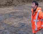 Op de omlijnde plekken zouden, volgens de archeologen, palen hebben gestaan die als steun dienden voor woningen. (22-4-2008 - Jan Dolmans)