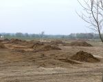 Het lijkt net of er mollen bezig zijn geweest als archeologen bezig zijn met archeologisch onderzoek. Dit onderzoek werd zo grootschalig uitgevoerd omdat de gronden daarna zouden worden afgegraven in het kader van het grensmaasplan.Eind april 2008 was het onderzoek afgerond, (4-4-2008 - Jan Dolmans)