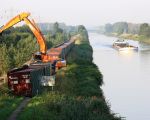 Op de kanaaldijk bij de brug van Bunde worden zeecontainers geplaatst als geluidsscherm. (31-7-2008 - Jan Dolmans)