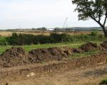 Op de achtergrond het verwerkingsbekken met de ingepakte brug van Bunde. Op de voorgrond proefsleuven ten behoeve van nieuw archeologisch onderzoek bij Hartelstein. (21-9-2008 - Han Hamakers)