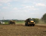 Dumpers rijden af en aan. Dumpers worden gebruikt voor grootschalige transporten van bulkmaterialen op afgesloten terreinen. Deze machines combineren een hoog laadvermogen met een goede wendbaarheid en een hoge transportsnelheid. Dumpers hebben een betere tereeinvaardigheid dan de meeste vrachtauto\'s. (23-5-2008 - Han Hamakers)