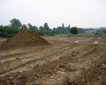 Uitzicht vanaf het gronddepot met op de achtergrond de stal van Richard Smeets. Op de voorgrond de aanduiding van de definitieve hoogte. (29-5-2008 - Han Hamakers)