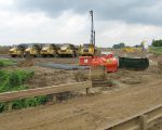 Aanleg verwerkingsbekken. Met op de achtergrond de menginstallatie voor het maken van de cement-betonietwand. begin juli worden de damwanden geplaatst. (14-6-2008 - Han Hamakers)