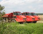 Dumpers worden gebruikt voor grootschalige transporten van bulkmaterialen op afgesloten terreinen. Deze machines combineren een hoog laadvermogen met ee goede wendbaarheid en een hoge transport-snelheid. Dumpers hebben een betere terreinvaardigheid dan de meeste vrachtauto\'s. Hier een drietal Cats type 730 (21-6-2008 - Han Hamakers)