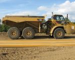 Afhankelijk van het type dumper kan tussen de 25 en 40 ton geladen worden. Hier een cat 735 (knikgestuurde dumper) met een laafvermogen van 32,7 ton. (21-6-2008 - Han Hamakers)