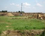 Op de achtergrond het gronddepot bij Voulwammes met de installatie die de damwanden aan het slaan is. (14-7-2008 - Han Hamakers)
