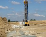 De installatie voor het cement-betonmengsel. Hiermee wordt een waterdichte wand gemaakt. Hier de zuidelijke begrenzing van het verwerkingsbekken. (14-7-2008 - Han Hamakers)