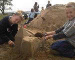 Basisschool Itteren aan de slag met zandsculptuur.
Groep zeven van de basisschool op de Sterkenberg in Itteren heeft op woensdag 17 september op een wel heel bijzondere wijze les gekregen.
Onder leiding van kunstenaar Roger Geraedts kregen de kinderen vier uur lang tekst en uitleg hoe ke en zandsculptuur bouwt.Ze hoefden trouwens niet alleen te luisteren, maar konden naar hartelust zelf aan de slag met speciaal gereedschap dat wordt gebruikt voor de bouw van zandsculpturen. De kinderen helpen in de week voor de officiële start van de Grensmaas mee aan de bouw van de zandsculptuur. Daarvoor is een groep inwoners van de Zuid-Limburgse maasdorpen geselecteerd, die inmiddels ook een workshop henneb gekregen van Geraedts. Op deze manier wordt een mega-zandsculptuur, die een omvang van tien meter krijgt en vijf meter hoog wordt, niet allen een product van de kunstenaar. (27-9-2008 - n.v.t.)