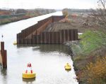 De bodem van de invaart ligt op -4m ten opzichte van het waterpeil van het Julianakanaal. De diepgang van de grindschepen is in geladen toestand minder dan 3,5m zodat zij straks ongehinderd de haven in en uit kunnen varen. (12-11-2008 - Jan Dolmans)