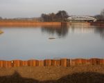 Het verwerkingsbekken onder water, met links een voorraad toutvenant uit het gegraven startgat voor de baggermachine.Op de achtergrond de brug over het Julianakanaal bij Bunde. (8-12-2008 - Jan Dolmans)