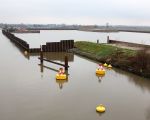 Het verwerkingsbekken vanaf de brug over het Julianakanaal bij Bunde. Nog enkele dagen pompen dan is het gewenste nivo bereikt en dan afwachten of de betoniet-cement wand rondom waterdicht is. (10-12-2008 - Jan Dolmans)