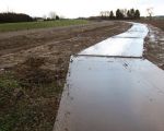 Nieuwe werkweg tussen Op de Bos en Op de Warrey. Links het grondlichaam waar de zeecontainers zullen worden geplaatst, die gaan dienen als geluidswal.Duidelijk is te zien hoe de geluidswal de kade volgt. (18-1-2009 - Han Hamakers)