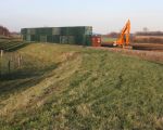 Op maandag 19 januari is men begonnen met het plaatsen van zeecontainers als geluidsscherm aan de oostkant van de kade achter Op de Hoogmaas. De containers worden 2 hoog geplaatst. (20-1-2009 - Jan Dolmans)