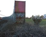 Zicht vanaf de kade bij Op de Warrey. Rechts de woningen van Op de Hoogmaas. Links van de deze containers zal nog een werkweg worden aangelegd voor de aanvoer van toutvenant vanaf de locatie Borgharen. (20-1-2009 - Jan Dolmans)