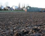 Het geluidsscherm zal tot 2015, als de ontgrinding in Borgharen is beeindigd, blijven staan. Op de achtergrond de woningen van Op de Hoogmaas. (20-1-2009 - Jan Dolmans)