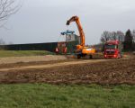 De geluidswal achter de kade bij Op de Hoogmaas vordert gestaag. (22-1-2009 - Jan Dolmans)