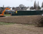 Zicht vanaf de brug over het Julianakanaal op de geluidswal. Op de achtergrond de huizen van Op de Hoogmaas. (22-1-2009 - Jan Dolmans)