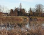 Zicht vanaf de 'overkant' richting Itteren. Duidelijk is de kademuur te zien die in 1995/1996 is gebouwd om het dorp te beschermen tegen overstromingen. In de opening van de kademuur wandelaars die naar de snel stromende Maas kijken. De stand was op dat moment 43m boven NAP. (25-1-2009 - Jan Dolmans)