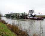 De Merwede 28 op weg naar het verwerkingsbekken te Itteren. (3-2-2009 - Rob Dolmans)