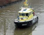 Een boot van RWS met zwaailicht ging de bagger voor op zijn tocht door het Julianakanaal. (3-2-2009 - Rob Dolmans)