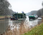 Het passeren van de sleep door een binnenvaart schip. (3-2-2009 - Rob Dolmans)