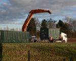 De geluidswal achter 'Op de hoogmaas' vordert steeds verder. (29-1-2009 - Ruud Schoonbrood)