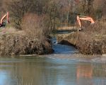 Om de waterstand in de plas te verlagen is op het zuidelijkste punt een open verbinding gemaakt met de Maas. (6-2-2009 - Jan Dolmans)