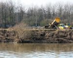 Met de grond die vrijkomt bij de afgraving van de dijk wordt het noordelijke deel van de achterliggende plas opgevuld. (6-2-2009 - Jan Dolmans)