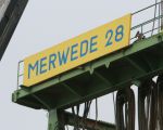 Na 30 jaar dienst te hebben gedaan in het Belgische Kessenich zal de 
Merwede 28 de komende jaren een vaste buur worden. Opgebouwd 81m lang, 26m breed en 22m hoog met een eigen gewicht van 2000 ton. Beschikt over 2 hydraulische grijpers die per uur 1000 ton toutvenant van maximaal 40m naar boven halen. Aandrijving geschiedt door 2 generatoren die wederom worden aangedreven door 2 Deutz dieselmotoren van totaal 1300 pk.
De zeefinstallatie wordt apart aangedreven met een GM diesel van 1000 pk. (25-2-2009 - Jan Dolmans)