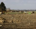 Begin van de week is men ook begonnen met het afgraven van de toplaag op de plaats waar voorheen nog bos was. (3-3-2009 - Jan Dolmans)