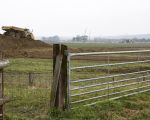 Het gronddepot wordt verder doorgetrokken richting containers bij het Bundervoetpad. De grond die vrijkomt bij de afgraving van het bosperceel wordt hier opgeslagen. (5-3-2009 - Jan Dolmans)