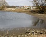 Het waterpeil van de plas bij Hochterbampd is inmiddels 1 a 1,5m gezakt. (5-3-2009 - Jan Dolmans)
