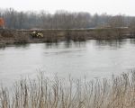 De oever langs de Maas wordt tot vlak boven het waterpeil van de Maas  afgegraven. (5-3-2009 - Jan Dolmans)